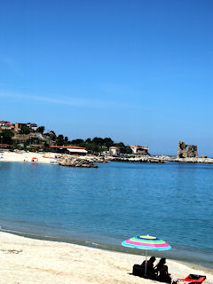 Il mare in Calabria rappresenta una risorsa per lo sviluppo economico e sociale di scoperta relativamente recente. Un forte impulso verso l’uso produttivo del mare è giunto con l’affermarsi del turismo familiare residenziale e, in seguito, con l’avvento del turismo di massa. Stiamo parlando, quindi, di un periodo a partire dagli Anni ’60, prima sotto la spinta dei calabresi che con la propria famiglia affittavano o costruivano una abitazione in una delle tante località di mare in Calabria, e poi sotto la spinta della domanda turistica italiana, principalmente provenienti dalle regioni limitrofe: ciò ha incentivato la creazione di strutture ricettive e di infrastrutture turistiche di varia natura praticamente su quasi tutti i settecento chilometri di costa di cui dispone la Regione. 

Particolarmente affascinante, se pure poco praticata, è la possibilità di assistere al sorgere del sole lungo la Costa Ionica ed al suo tramonto, spostandosi sulla Costa Tirrenica, in poco più di mezzora di automobile. Diverse sono le località balneari calabresi frequentate dai turisti durante il periodo estivo. La più nota ed apprezzata da italiani e stranieri è certamente quella attorno a Tropea, nel Vibonese, che include i comuni di Parghelia, Pizzo, Zambrone e Nicotera.  Un’altra area dove si registrano importanti presenze turistiche è quella che comprende le località di Isola di Capo Rizzuto, Le Castella e la marina di Crotone, quella di Simeri Crichi, Montepaone e Soverato nel Catanzarese; Scilla, Bagnara, Roccella Ionica e Bova nel Reggino; Scalea, Praia a Mare, Diamante, Sangineto, Bonifati, Amantea, Villapiana, Cassano allo Ionio-Sibari e Cariati nel Cosentino. 

Le spiagge calabresi sono tante, in gran parte libere: ricordatevi pertanto che sono di tutti e che vanno lasciate come (se non meglio) di come le si è trovate arrivandoci. E’ giusto criticare le negligenze delle autorità calabresi nel settore turistico, ma è ancor più importante dare il buon esempio agendo in prima persona. Detto questo, buon bagno e buon relax!